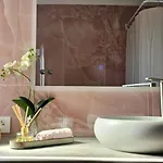 Nuci's Place - The Signature Collection Apartament